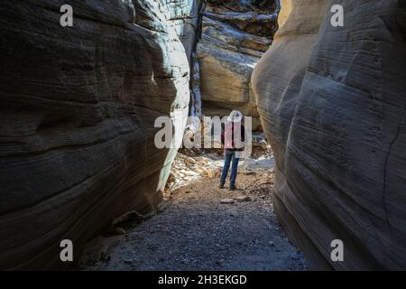 Une randonnée à travers Lick Wash, un lointain canyon affluent de Upper Buckskin Gulch dans l'Utah près de Kanab. Banque D'Images