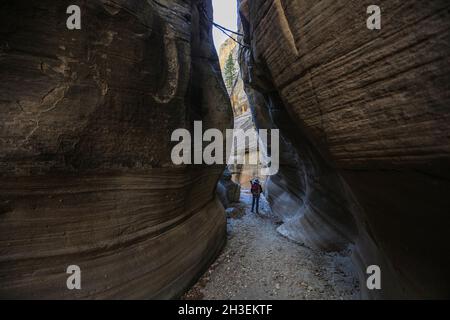 Une randonnée à travers Lick Wash, un lointain canyon affluent de Upper Buckskin Gulch dans l'Utah près de Kanab. Banque D'Images