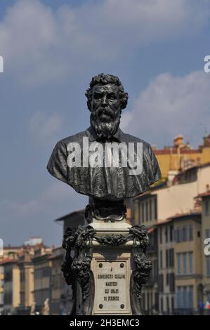 Benvenuto Cellini, orfèvre et sculpteur de la Renaissance (1500 - 1571). Buste du début du 20th siècle par Raffaello Romanelli (1856 – 1928), commandé pour commémorer le 400th anniversaire de la naissance de Cellini. Sur le Ponte Vecchio à Florence, Toscane, Italie. Banque D'Images