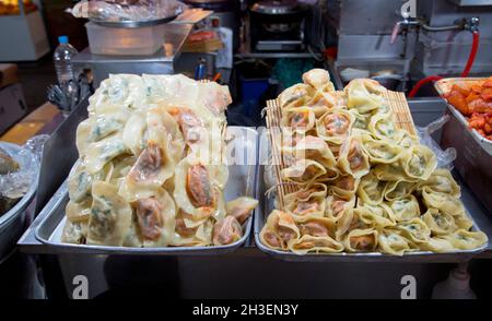 Marché de Gwangjang, 25 octobre 2021 : Mandu (boulettes) dans un stand de nourriture au marché de Gwangjang à Séoul, Corée du Sud.Le marché a ouvert au début du XXe siècle et abrite de nombreux stands de vêtements et de nourriture.Les touristes et les habitants de la région apprécient la cuisine traditionnelle coréenne comme Mayak gimbap, Bindae-tteok ou Nokdu-jeon (Mung Bean Pancake), Tteok-bokki (gâteau au riz frit par le fer) et Eomuk (gâteau au poisson).(Photo de Lee Jae-Won/AFLO) (CORÉE DU SUD) Banque D'Images