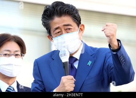 Tokyo, Japon.28 octobre 2021.L'ancien Premier ministre japonais Shinzo Abe prononce un discours de campagne pour le candidat de son parti aux élections générales du 31 octobre à Tokyo le jeudi 28 octobre 2021.Credit: Yoshio Tsunoda/AFLO/Alay Live News Banque D'Images