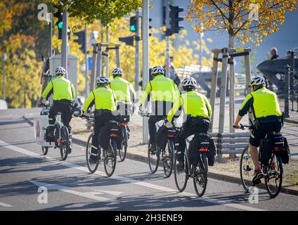 Berlin, Allemagne.28 octobre 2021.Un groupe de vélos de la police berlinoise traverse le quartier du gouvernement sur ses vélos au soleil.Credit: Kay Nietfeld/dpa/Alay Live News Banque D'Images