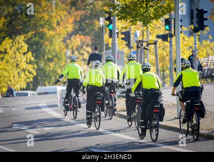 Berlin, Allemagne.28 octobre 2021.Un groupe de vélos de la police berlinoise traverse le quartier du gouvernement sur ses vélos au soleil.Credit: Kay Nietfeld/dpa/Alay Live News Banque D'Images