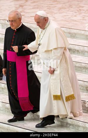 Vatican, Vatican.27 octobre 2021.Le pape François arrive au Paul VI Hall pour son audience générale hebdomadaire à la Cité du Vatican.(Photo de Stefano Costantino/SOPA Images/Sipa USA) Credit: SIPA USA/Alay Live News Banque D'Images