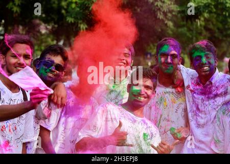 Dhaka, Bangladesh - 28 octobre 2021 : après près de deux ans, les examens de la SSC débuteront le 14 novembre, de sorte que les étudiants de l'école Udayan dans la capitale Banque D'Images