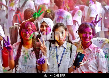 Dhaka, Bangladesh - 28 octobre 2021 : après près de deux ans, les examens de la SSC débuteront le 14 novembre, de sorte que les étudiants de l'école Udayan dans la capitale Banque D'Images