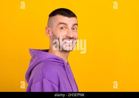 Photo portrait jeune homme portant le capuchon violet sourire joyeux isolé couleur jaune vif arrière-plan Banque D'Images