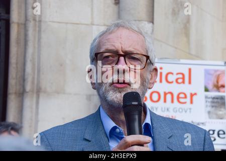 Londres, Royaume-Uni.28 octobre 2021.Jeremy Corbyn parle à la presse à l'extérieur des cours royales de justice pendant la deuxième journée de l'audience de Julian Assange.Le gouvernement américain a fait appel de la décision de ne pas extrader le fondateur de WikiLeaks.Credit: Vuk Valcic / Alamy Live News Banque D'Images