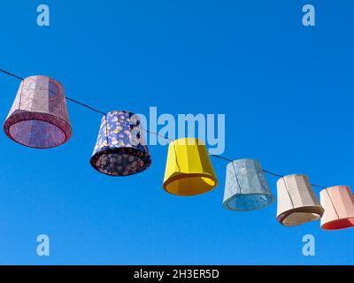 coloré décoratif extérieur toile abat-jour, lanternes ou lampes au-dessus de la rue publique dans la rue de ville. festival, vacances et été humeur de vacances Banque D'Images