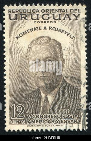 URUGUAY - VERS 1953: Timbre imprimé par l'Uruguay, montre Franklin Roosevelt, vers 1953 Banque D'Images