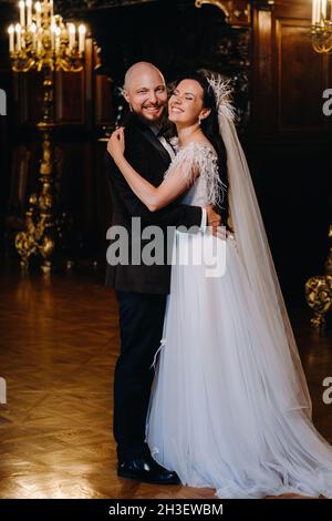 Couple de mariage élégant à l'intérieur du vieux château dans la ville de Nesvizh. Banque D'Images