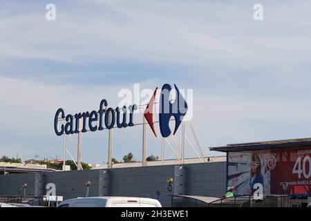 LA ELIANA, ESPAGNE - 27 OCTOBRE 2021 : Carrefour est une multinationale française de détail Banque D'Images