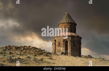 Une journée nuageux dans l'ancienne ville d'Ani.Église Saint-Grégoire dans les ruines soudains.Kars, Turquie Banque D'Images