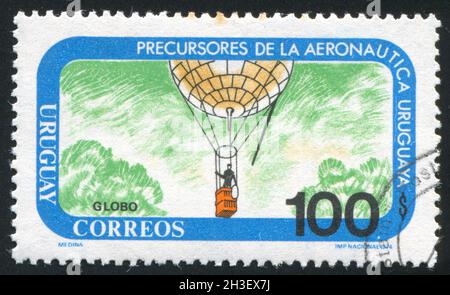 URUGUAY - VERS 1974: Timbre imprimé par l'Uruguay, montre Globe Hydrogen Balloon, vers 1974 Banque D'Images