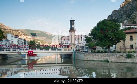 Centre-ville d'Amasya. Tour de l'horloge d'Amasya et maisons historiques. Banque D'Images