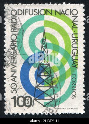 URUGUAY - VERS 1974 : timbre imprimé par l'Uruguay, montre la tour de radio et les vagues, vers 1974 Banque D'Images