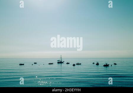 Paysage de bateaux sur mer contre ciel bleu Banque D'Images