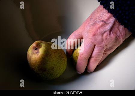 Gros plan de l'homme tenant les mains prendre des fruits.Venise, Italie, 28 octobre 2021.(MVS) Banque D'Images