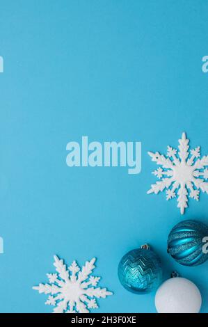 Christmass flatte flocons de neige blancs dans le cadre de forme et jouets d'arbre de noël Banque D'Images