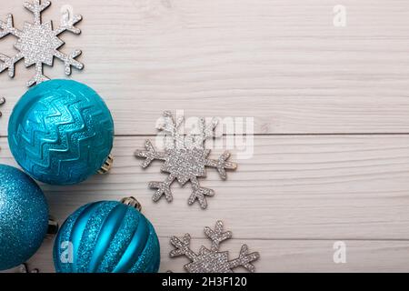 Flocons de neige argentés en forme de charpente de Noël et jouets pour arbres de noël Banque D'Images