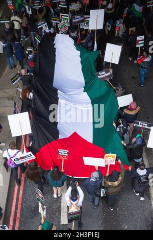 Les participants défilent en solidarité avec le peuple palestinien lors d'une manifestation pour la Palestine dans le centre de Londres, le 22 mai 2021. Banque D'Images