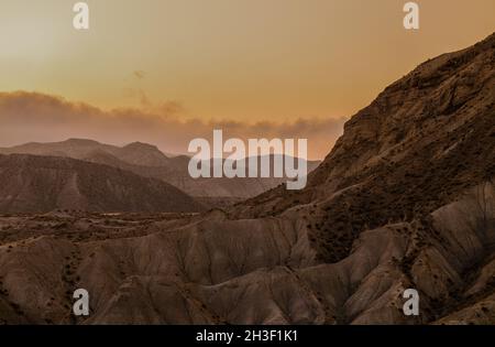 Paysage du désert de Tabernas à Almeria, Espagne, pendant le coucher du soleil Banque D'Images