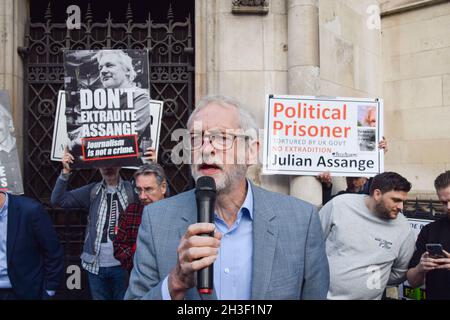 Londres, Royaume-Uni.28 octobre 2021.Jeremy Corbyn parle à la presse à l'extérieur des cours royales de justice pendant la deuxième journée de l'audience de Julian Assange.Le gouvernement américain a fait appel de la décision de ne pas extrader le fondateur de WikiLeaks.Credit: Vuk Valcic / Alamy Live News Banque D'Images