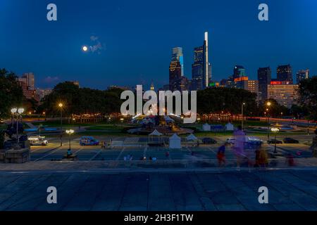 Vue depuis le musée d'art de Philadelphie, vers le sud-est, en descendant la Benjamin Franklin Parkway jusqu'à l'hôtel de ville.Comcast Center et Comcast Technology Center dominent. Banque D'Images