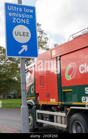 Le panneau de zone ULEZ sur fond bleu s'étend jusqu'à 18 fois plus grand que la zone centrale originale de Londres dans la route circulaire nord et sud Londres Angleterre Royaume-Uni Banque D'Images