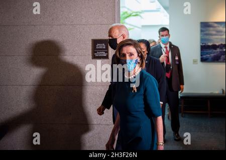 Washington, Vereinigte Staaten.28 octobre 2021.Le président des États-Unis Joe Biden et le président de la Chambre des représentants des États-Unis Nancy Pelosi (démocrate de Californie) quittent une réunion avec le caucus démocratique de la Chambre au Capitole des États-Unis à Washington, DC, le jeudi 28 octobre 2021.Credit: Rod Lamkey/CNP/dpa/Alay Live News Banque D'Images