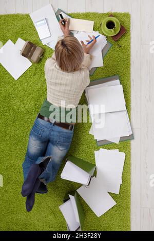 Femme faisant des calculs financiers Banque D'Images