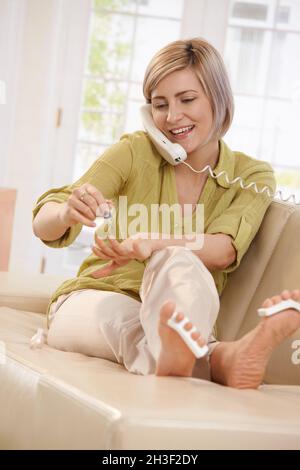 Femme souriante avec vernis à ongles Banque D'Images