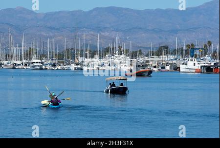 Kayakistes et autres bateaux dans le port des îles Anglo-Normandes à Oxnard, Californie, États-Unis Banque D'Images