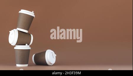 Pile de tasses à café jetables en papier brun avec bouchons Banque D'Images