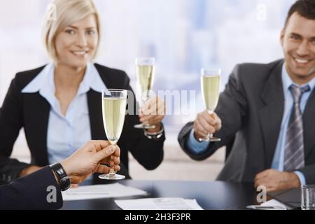 Des cadres d'entreprise raflant du champagne Banque D'Images