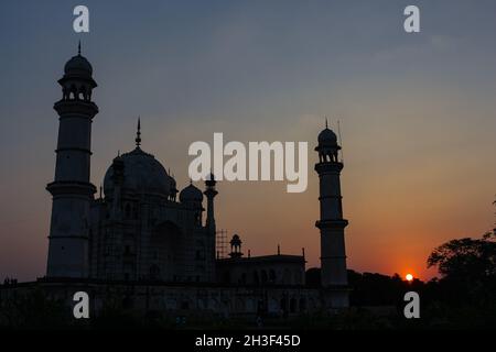 Silhouette de Bibi Ka Maqbara au coucher du soleil; une tombe située à Aurangabad, Maharashtra, Inde Banque D'Images