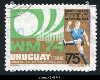 URUGUAY - VERS 1974: Timbre imprimé par l'Uruguay montre joueur de football, vers 1974 Banque D'Images