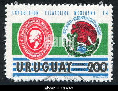 URUGUAY - VERS 1974: Timbre imprimé par l'Uruguay, montre Mexico armoiries, vers 1974 Banque D'Images