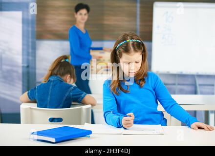 Test d'écriture de fille d'école Banque D'Images