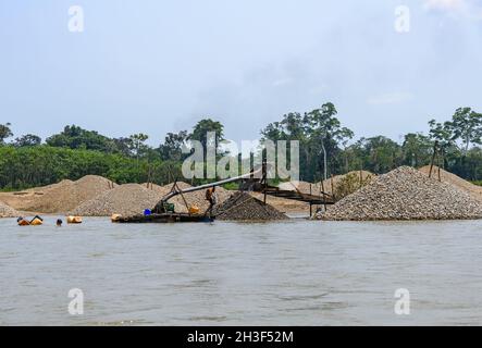 Les coupes d'or en exploitation minière le long de Rio Madre de Dios dans l'Amazonie péruvienne.Madre de Dios, Pérou. Banque D'Images