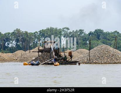 Les coupes d'or en exploitation minière le long de Rio Madre de Dios dans l'Amazonie péruvienne.Madre de Dios, Pérou. Banque D'Images