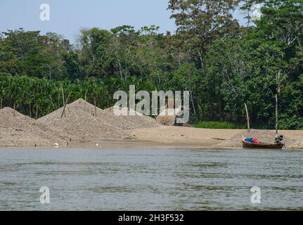 Les coupes d'or en exploitation minière le long de Rio Madre de Dios dans l'Amazonie péruvienne.Madre de Dios, Pérou. Banque D'Images