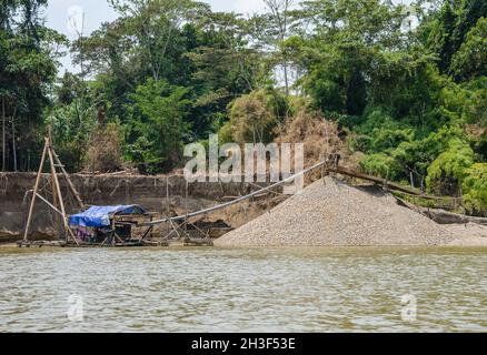 Les coupes d'or en exploitation minière le long de Rio Madre de Dios dans l'Amazonie péruvienne.Madre de Dios, Pérou. Banque D'Images