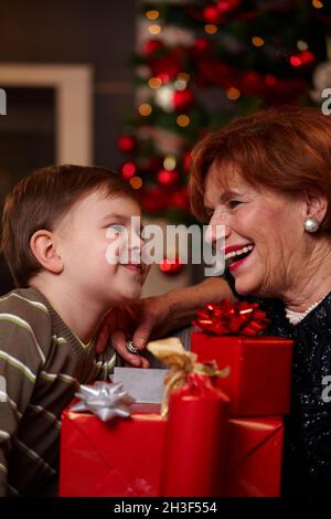 Grand-mère et son petit-fils à Noël Banque D'Images