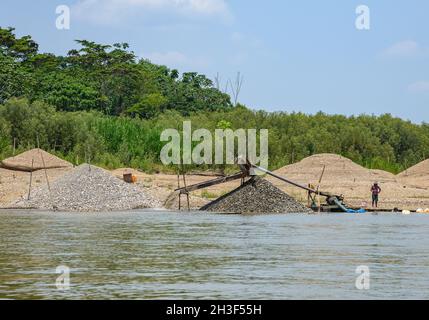 Les coupes d'or en exploitation minière le long de Rio Madre de Dios dans l'Amazonie péruvienne.Madre de Dios, Pérou. Banque D'Images