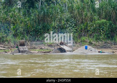 Les coupes d'or en exploitation minière le long de Rio Madre de Dios dans l'Amazonie péruvienne.Madre de Dios, Pérou. Banque D'Images