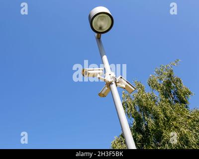 Une caméra de surveillance conçue pour observer la zone a été montée sur un lampadaire Banque D'Images