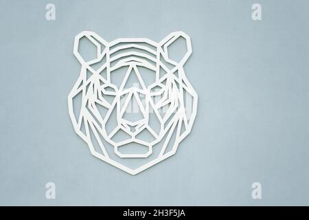 Grande tête plate de tigre blanc sur fond gris.Belle figure en bois, symbole d'hiver du nouvel an et des vacances de Noël 2022.Design créatif pour cel Banque D'Images