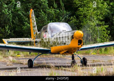 Biala Podlaska, Pologne - 22 juin 2014 : légendes de l'aviation polonaise (Fundacja Legendy Lotnickwa) jour d'ouverture - Zlin 42 (SP-AKF) Banque D'Images