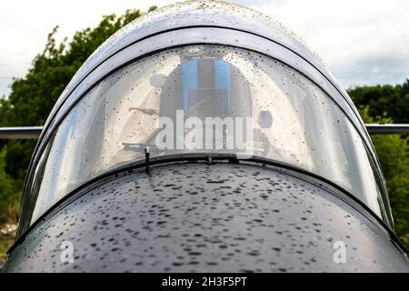 Biala Podlaska, Pologne - 22 juin 2014 : légendes de l'aviation polonaise (Fundacja Legendy Lotnickwa) journée ouverte - TS-11 Iskra (SP-YLL) avec gouttes de pluie Banque D'Images